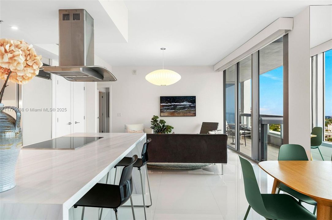 合同活跃: $12,000 (2 贝兹, 2 浴室, 1280 平方英尺)