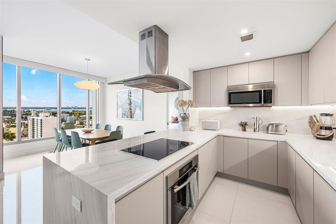 合同活跃: $12,000 (2 贝兹, 2 浴室, 1280 平方英尺)