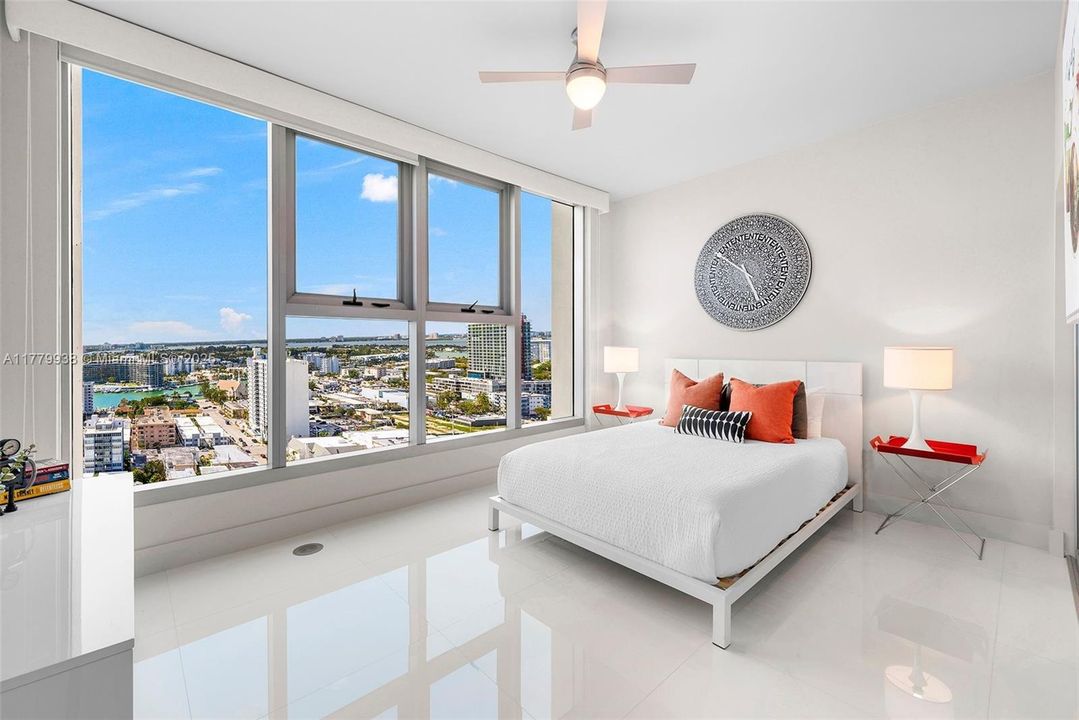 合同活跃: $12,000 (2 贝兹, 2 浴室, 1280 平方英尺)