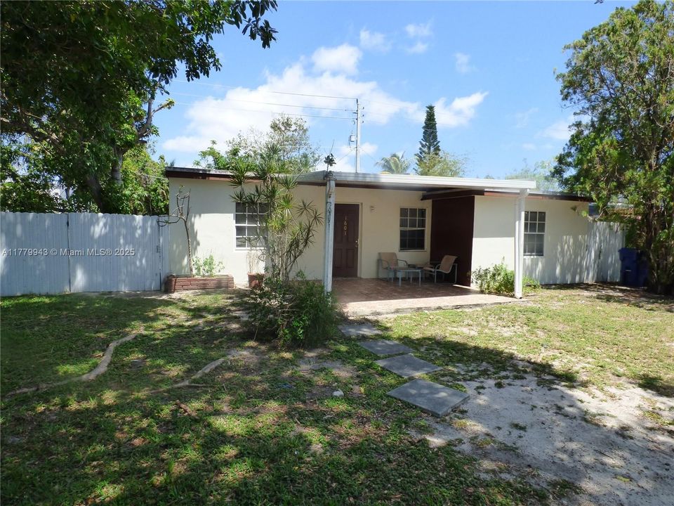 最近售出: $450,000 (3 贝兹, 2 浴室, 1238 平方英尺)