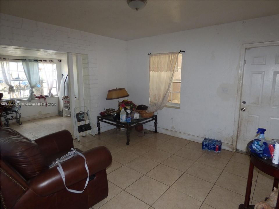 最近售出: $450,000 (3 贝兹, 2 浴室, 1238 平方英尺)