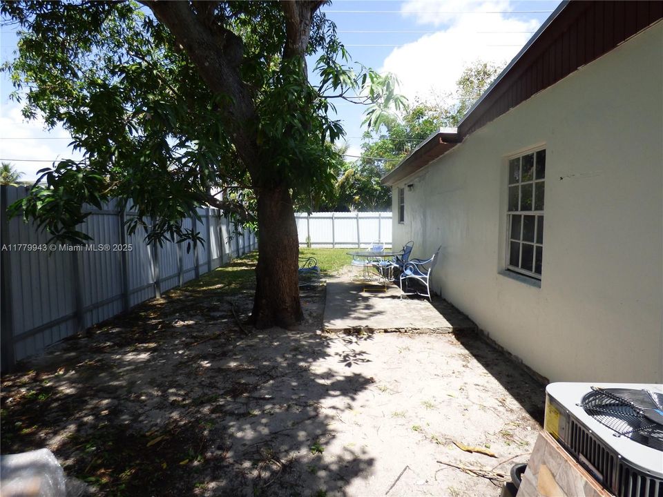 最近售出: $450,000 (3 贝兹, 2 浴室, 1238 平方英尺)