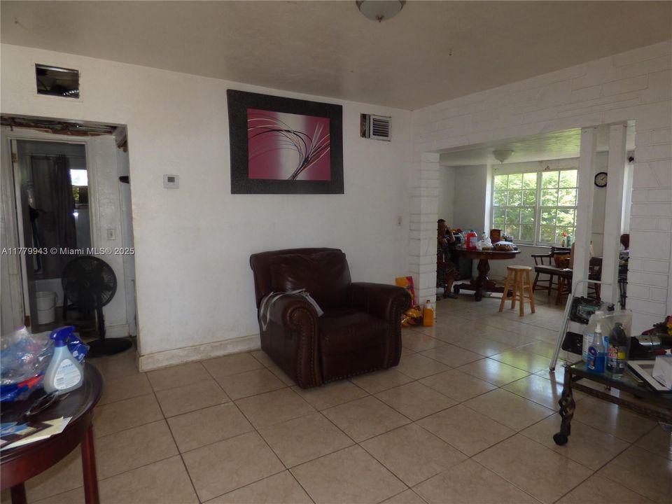 最近售出: $450,000 (3 贝兹, 2 浴室, 1238 平方英尺)