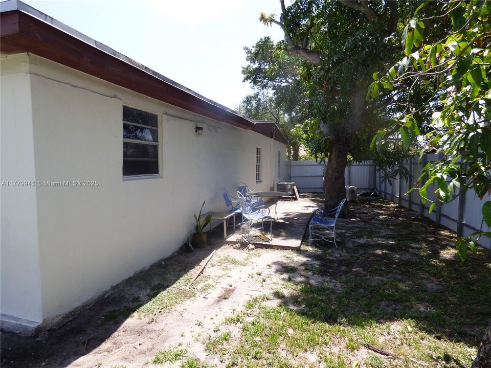 最近售出: $450,000 (3 贝兹, 2 浴室, 1238 平方英尺)