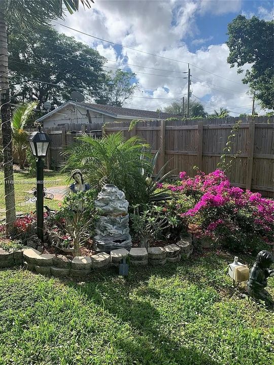 合同活跃: $395,000 (2 贝兹, 1 浴室, 960 平方英尺)