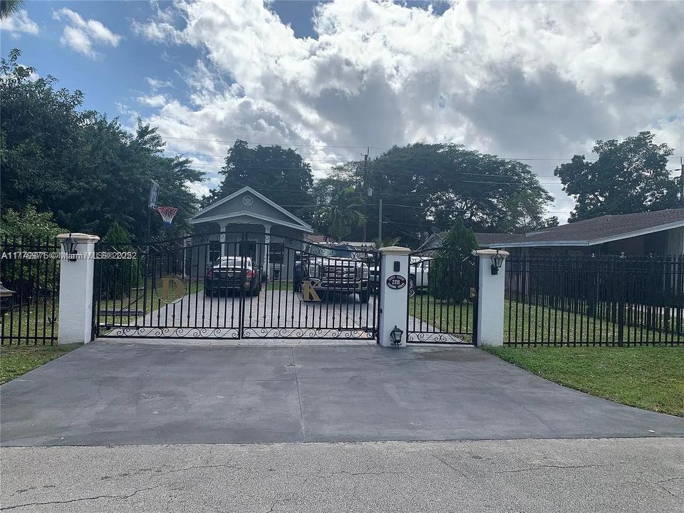 合同活跃: $395,000 (2 贝兹, 1 浴室, 960 平方英尺)