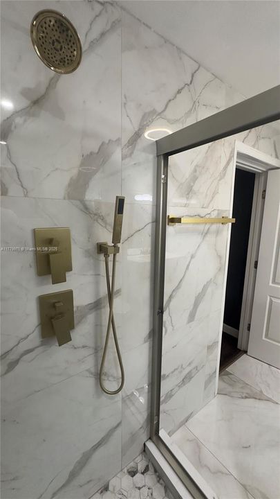 合同活跃: $395,000 (2 贝兹, 1 浴室, 960 平方英尺)