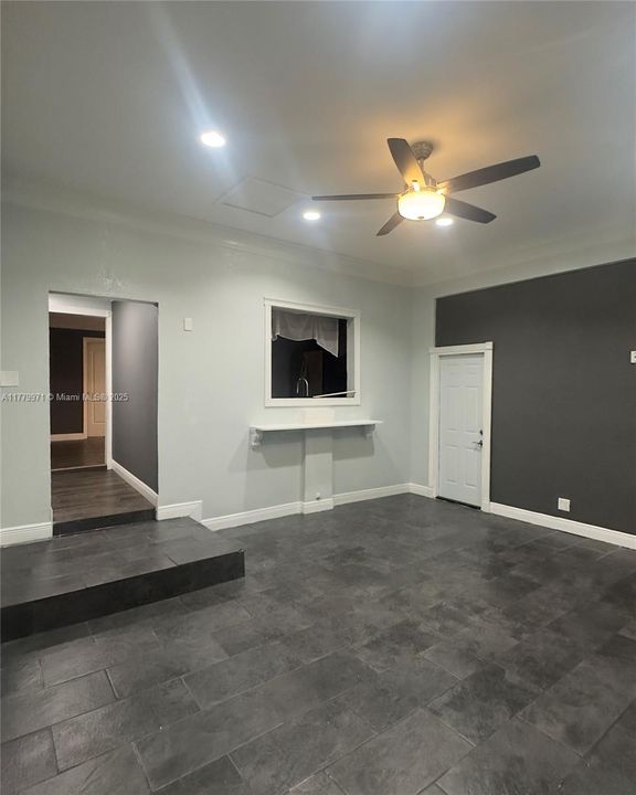 合同活跃: $395,000 (2 贝兹, 1 浴室, 960 平方英尺)