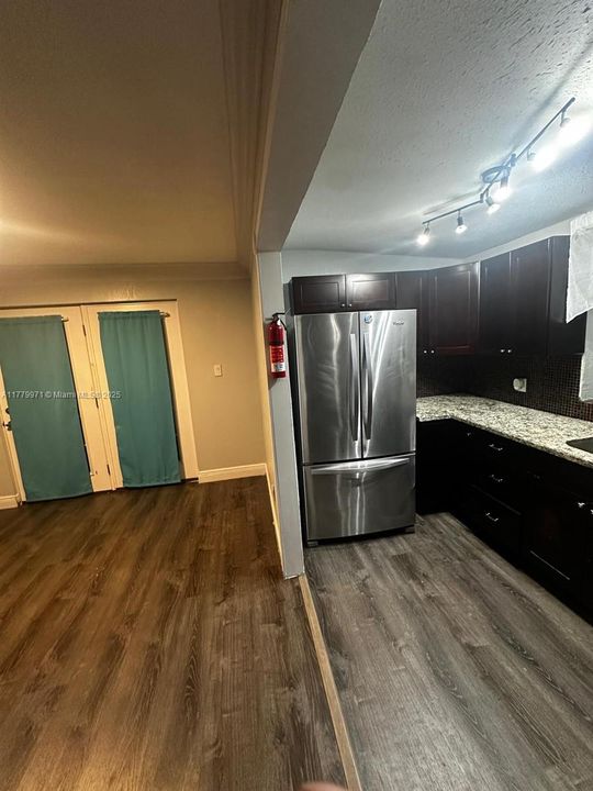 合同活跃: $395,000 (2 贝兹, 1 浴室, 960 平方英尺)