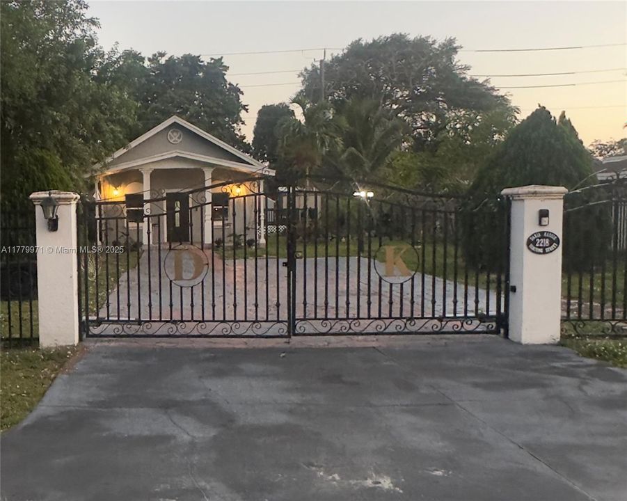 合同活跃: $395,000 (2 贝兹, 1 浴室, 960 平方英尺)