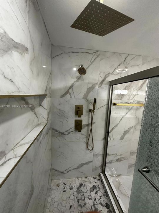 合同活跃: $395,000 (2 贝兹, 1 浴室, 960 平方英尺)