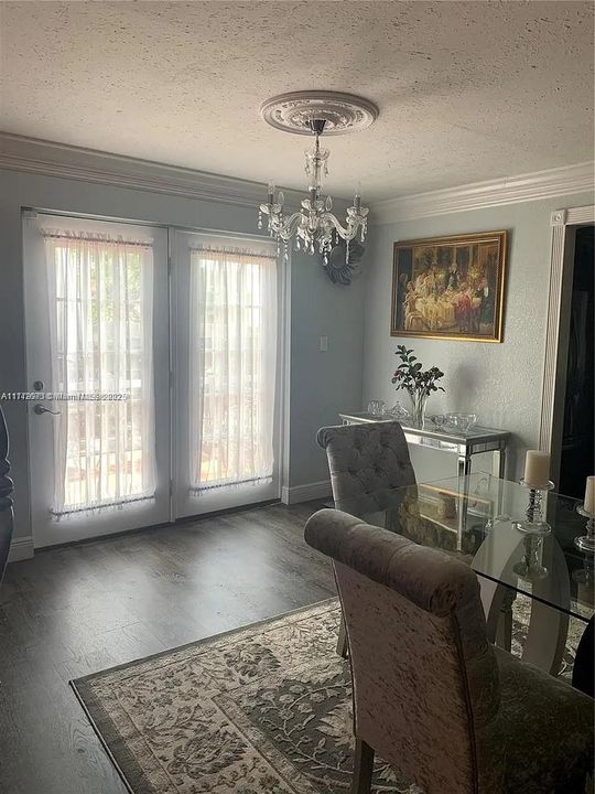 合同活跃: $395,000 (2 贝兹, 1 浴室, 960 平方英尺)