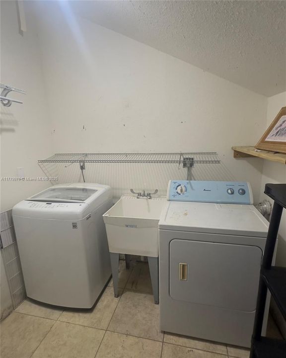 合同活跃: $395,000 (2 贝兹, 1 浴室, 960 平方英尺)