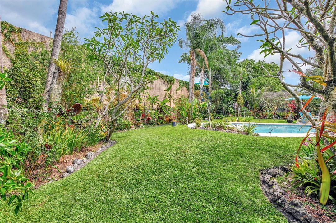 Active With Contract: $810,000 (5 beds, 3 baths, 2414 Square Feet)