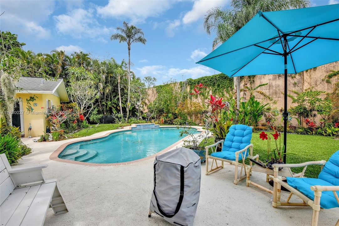 Active With Contract: $810,000 (5 beds, 3 baths, 2414 Square Feet)