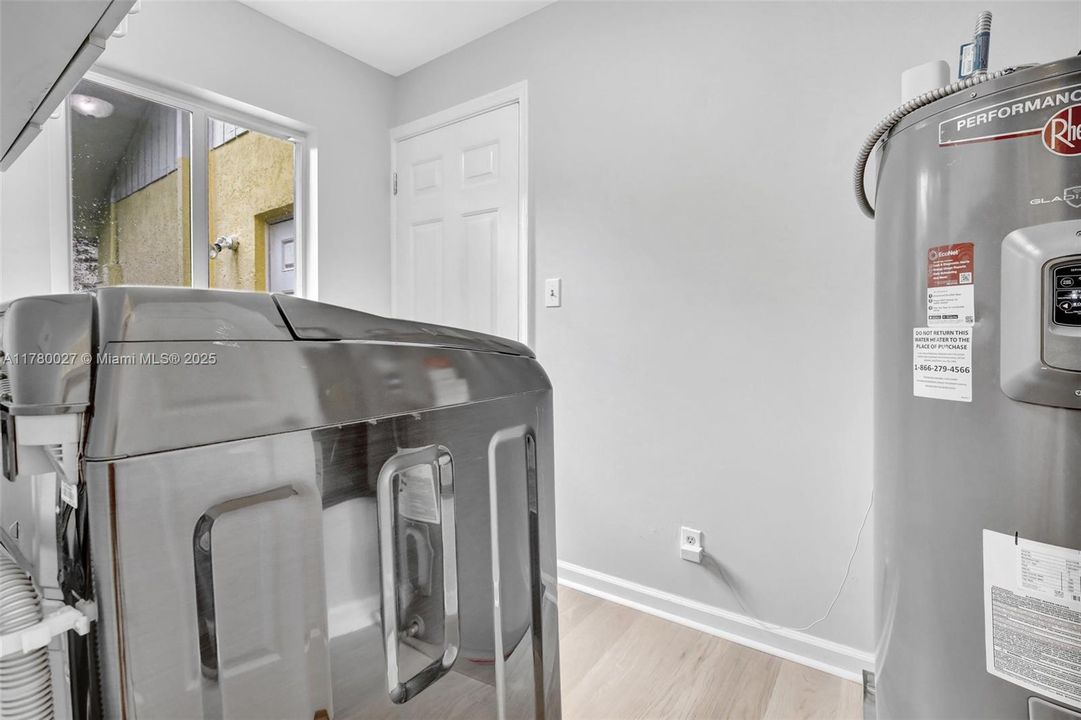 Active With Contract: $810,000 (5 beds, 3 baths, 2414 Square Feet)