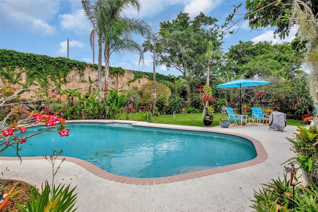 Active With Contract: $810,000 (5 beds, 3 baths, 2414 Square Feet)