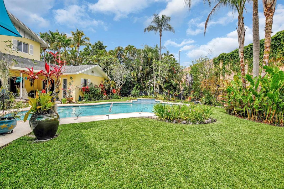 Active With Contract: $810,000 (5 beds, 3 baths, 2414 Square Feet)