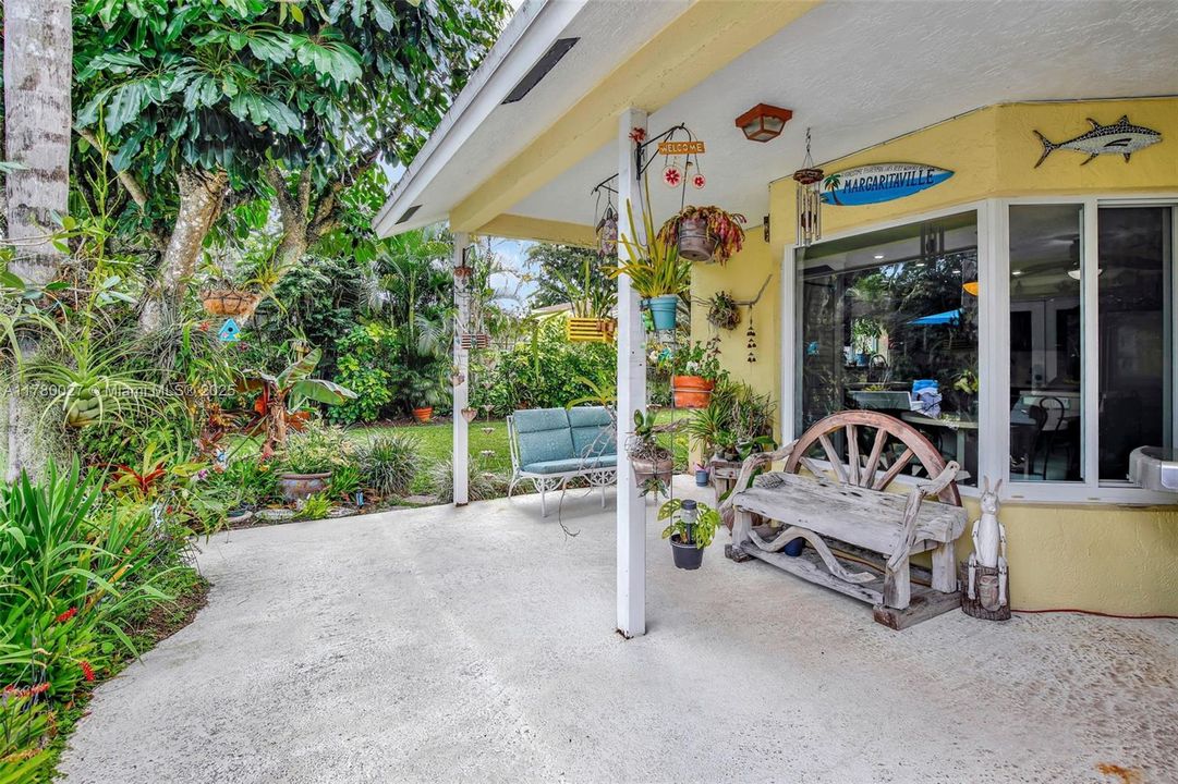 Active With Contract: $810,000 (5 beds, 3 baths, 2414 Square Feet)