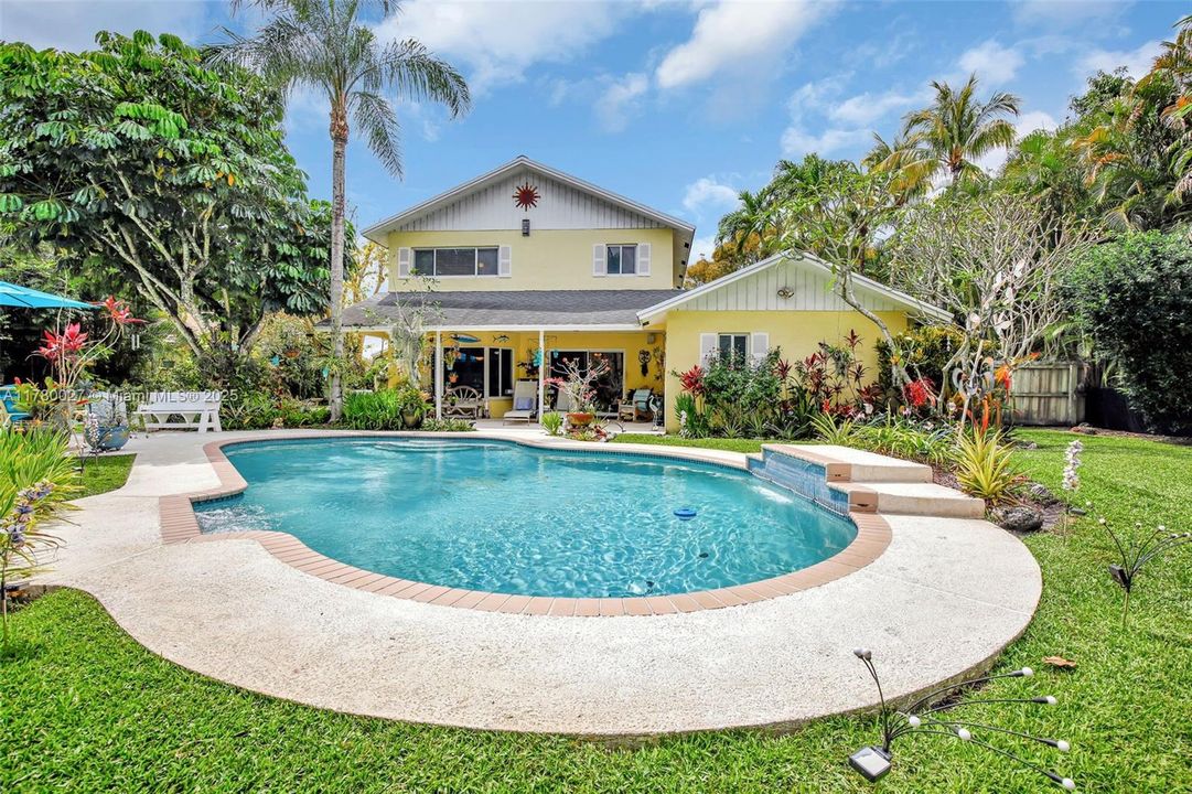 Active With Contract: $810,000 (5 beds, 3 baths, 2414 Square Feet)