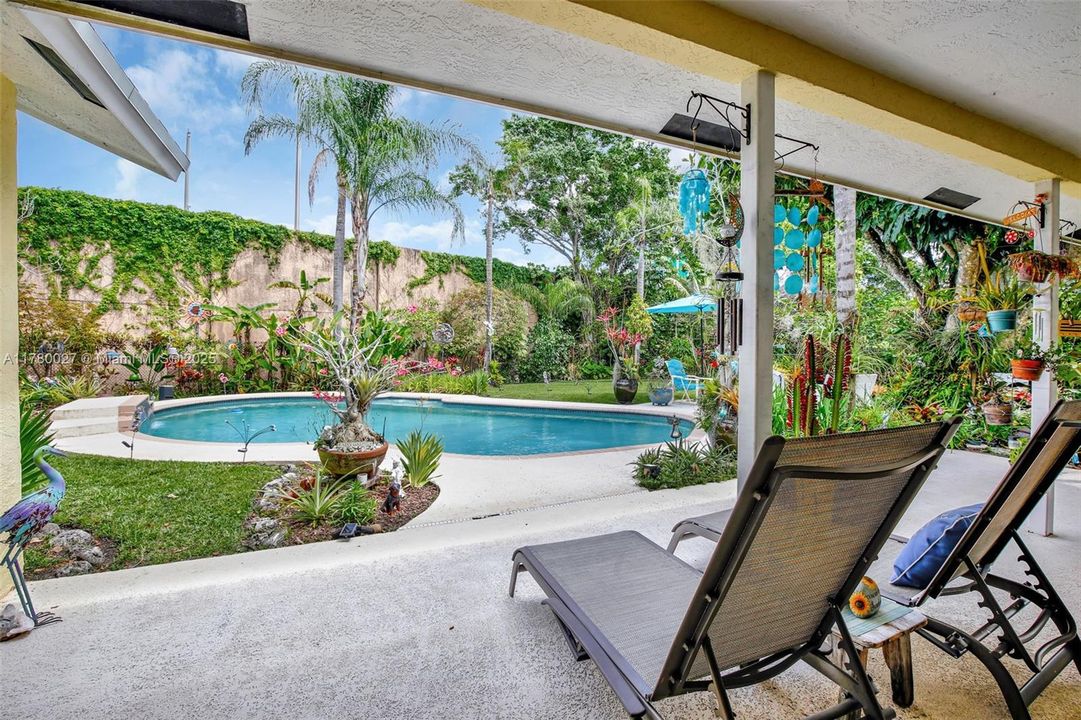 Active With Contract: $810,000 (5 beds, 3 baths, 2414 Square Feet)