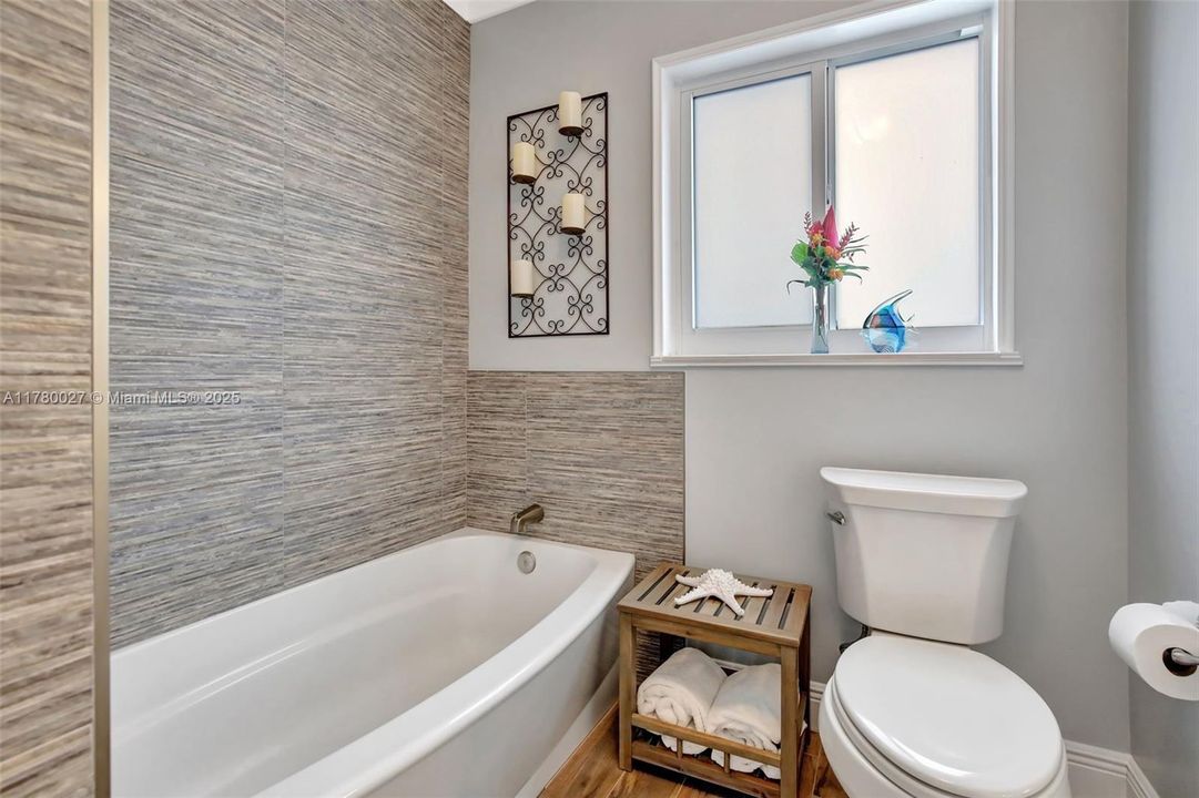 Active With Contract: $810,000 (5 beds, 3 baths, 2414 Square Feet)