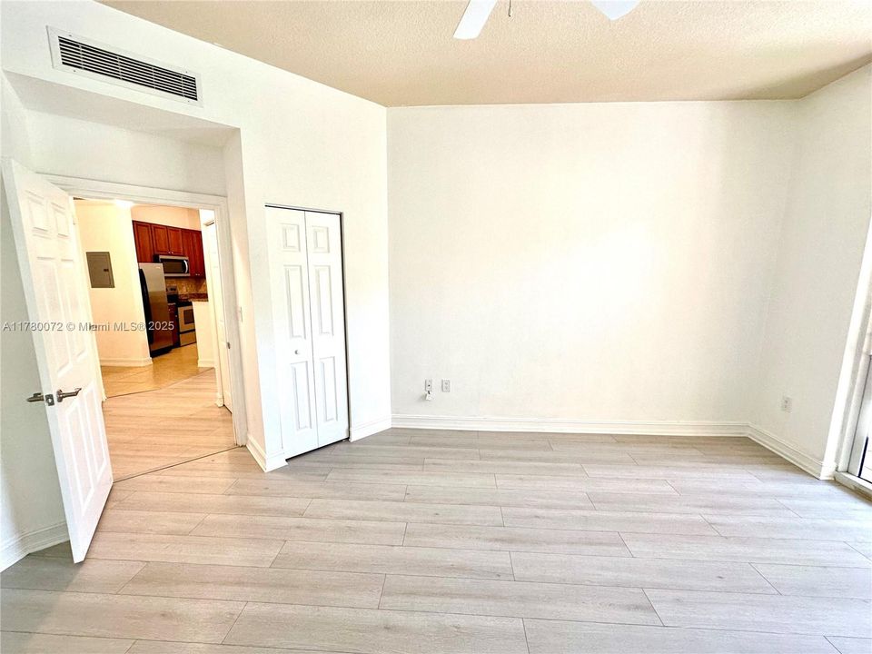 Vendido Recientemente: $315,000 (1 camas, 1 baños, 836 Pies cuadrados)