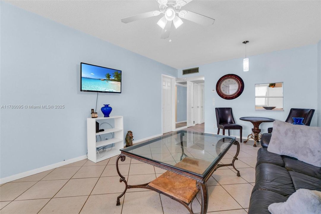 Недавно продано: $115,000 (1 спален, 1 ванн, 703 Квадратных фут)