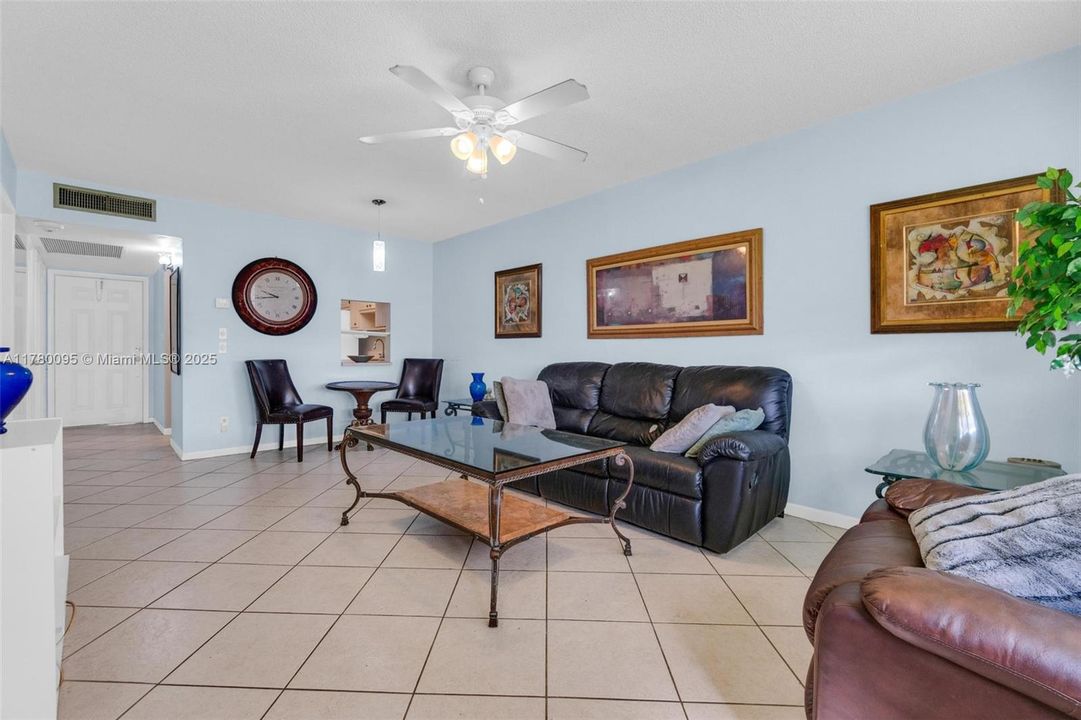 Недавно продано: $115,000 (1 спален, 1 ванн, 703 Квадратных фут)