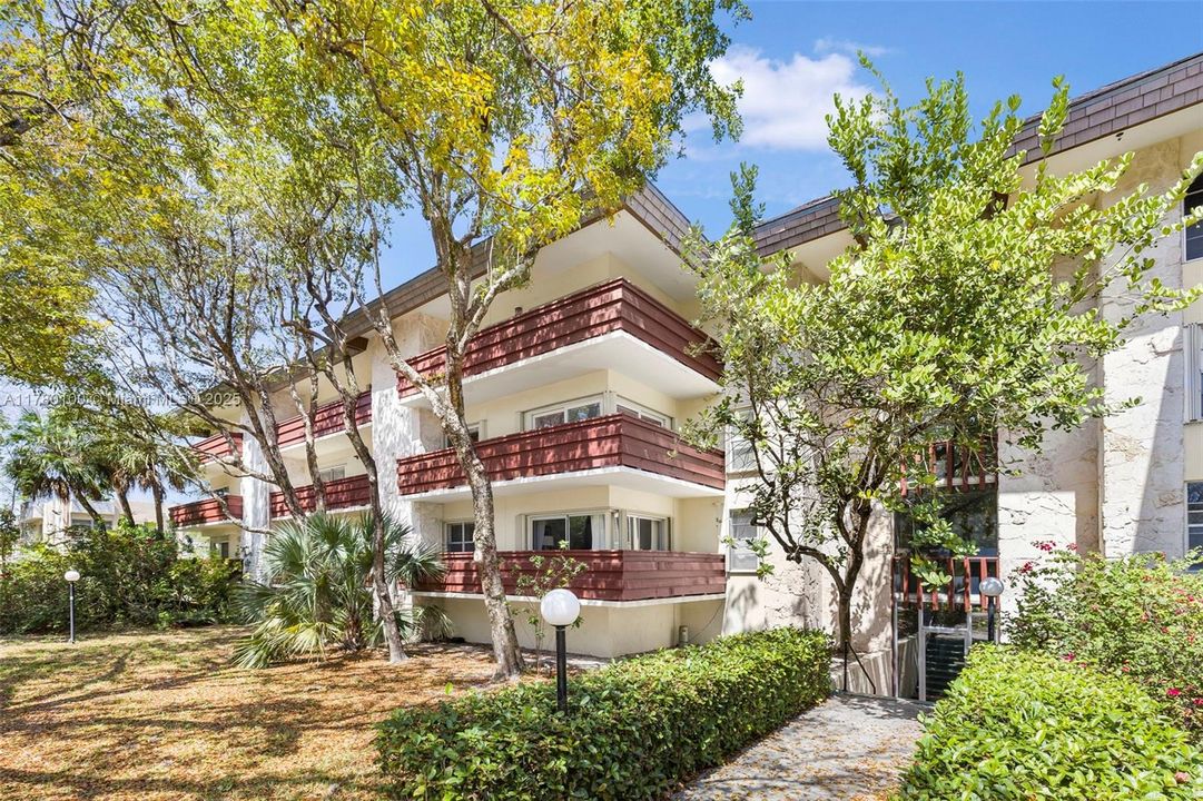 Vendido Recientemente: $379,000 (2 camas, 2 baños, 1182 Pies cuadrados)