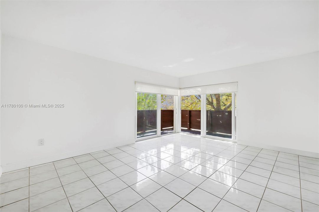 Vendido Recientemente: $379,000 (2 camas, 2 baños, 1182 Pies cuadrados)