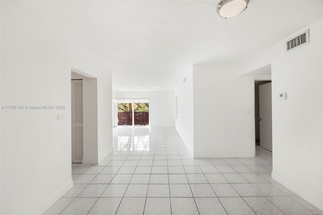 Vendido Recientemente: $379,000 (2 camas, 2 baños, 1182 Pies cuadrados)