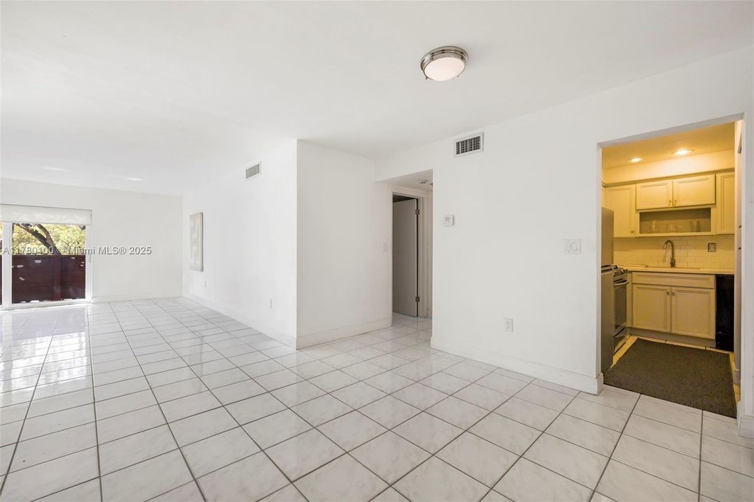 Vendido Recientemente: $379,000 (2 camas, 2 baños, 1182 Pies cuadrados)