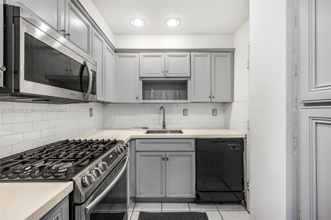 Vendido Recientemente: $379,000 (2 camas, 2 baños, 1182 Pies cuadrados)