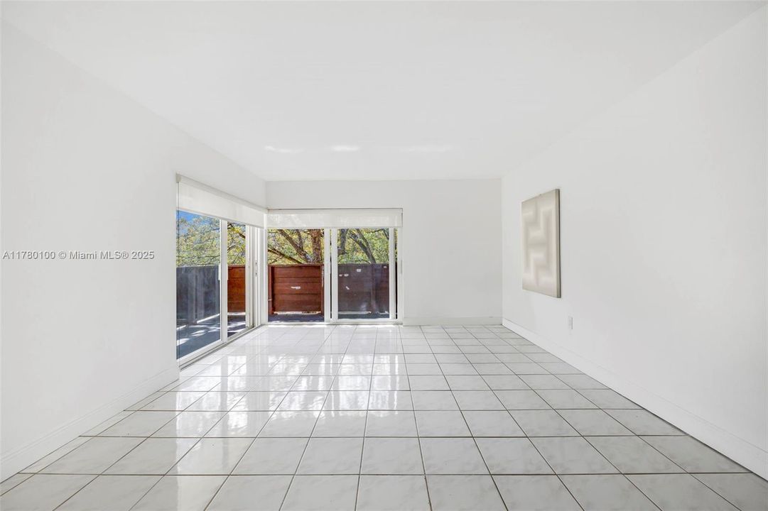 Vendido Recientemente: $379,000 (2 camas, 2 baños, 1182 Pies cuadrados)