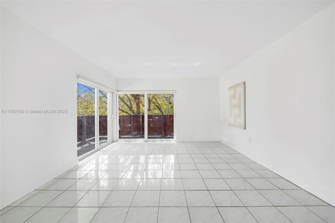 Vendido Recientemente: $379,000 (2 camas, 2 baños, 1182 Pies cuadrados)