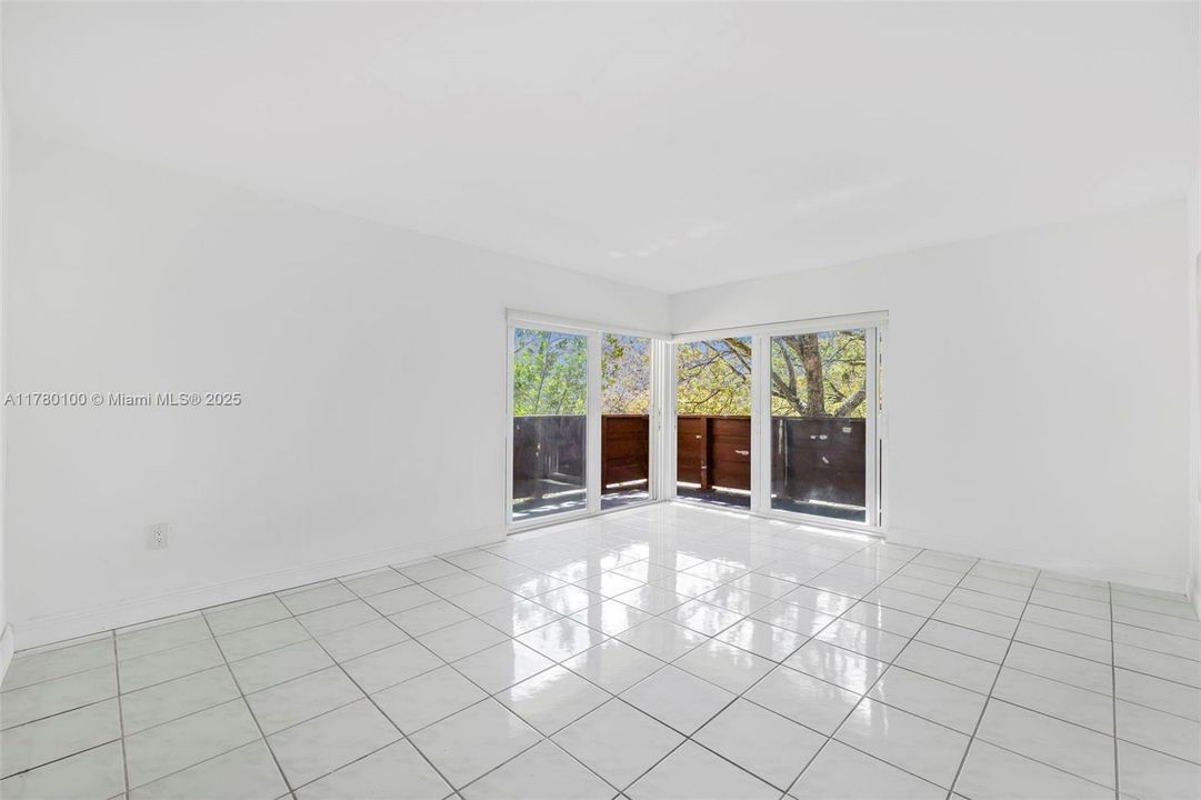 Vendido Recientemente: $379,000 (2 camas, 2 baños, 1182 Pies cuadrados)