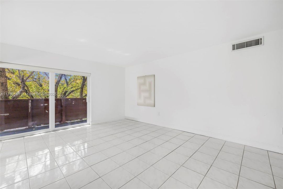 Vendido Recientemente: $379,000 (2 camas, 2 baños, 1182 Pies cuadrados)