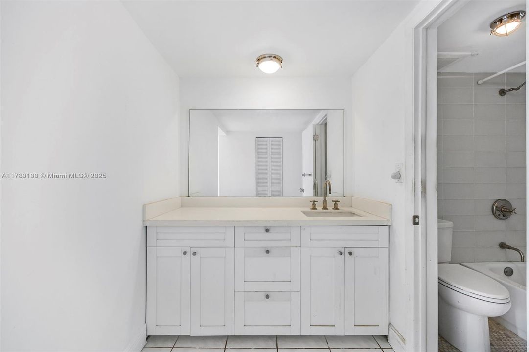 Vendido Recientemente: $379,000 (2 camas, 2 baños, 1182 Pies cuadrados)