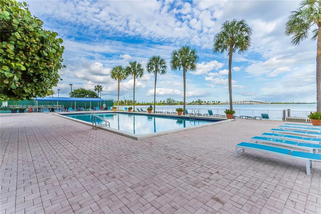 Recently Rented: $2,475 (1 beds, 1 baths, 782 Square Feet)