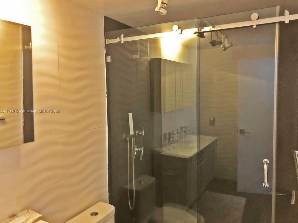 Recently Rented: $2,475 (1 beds, 1 baths, 782 Square Feet)