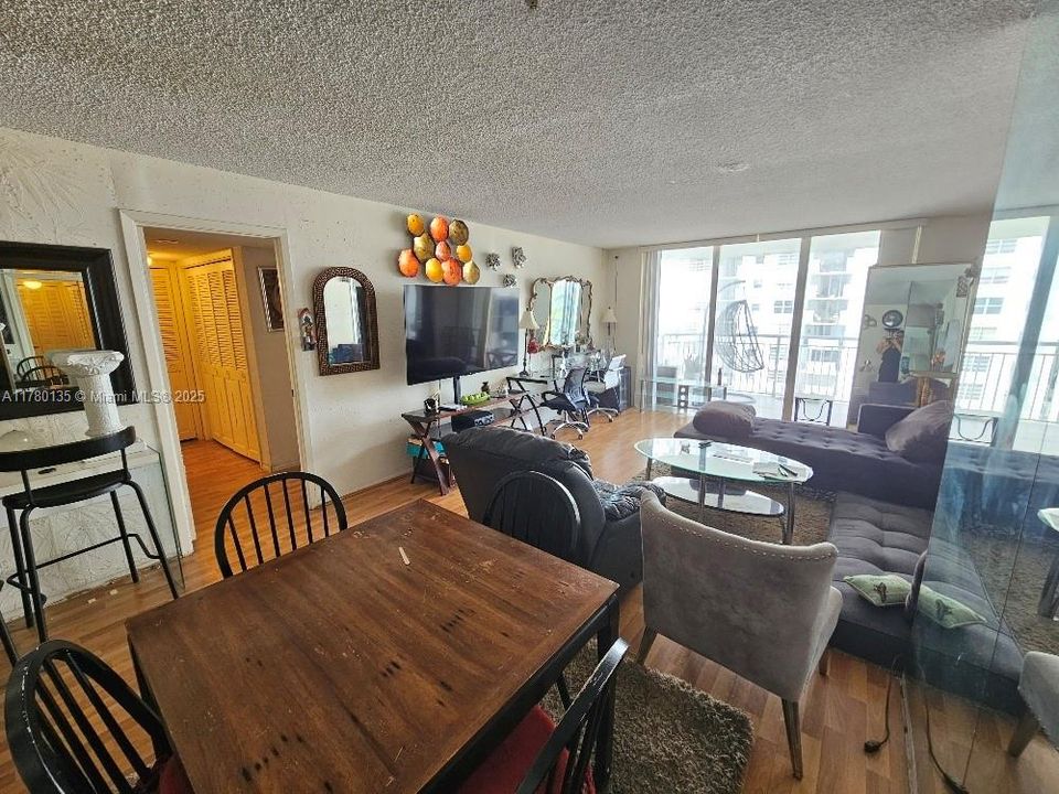 Vendido Recientemente: $179,900 (2 camas, 2 baños, 1251 Pies cuadrados)