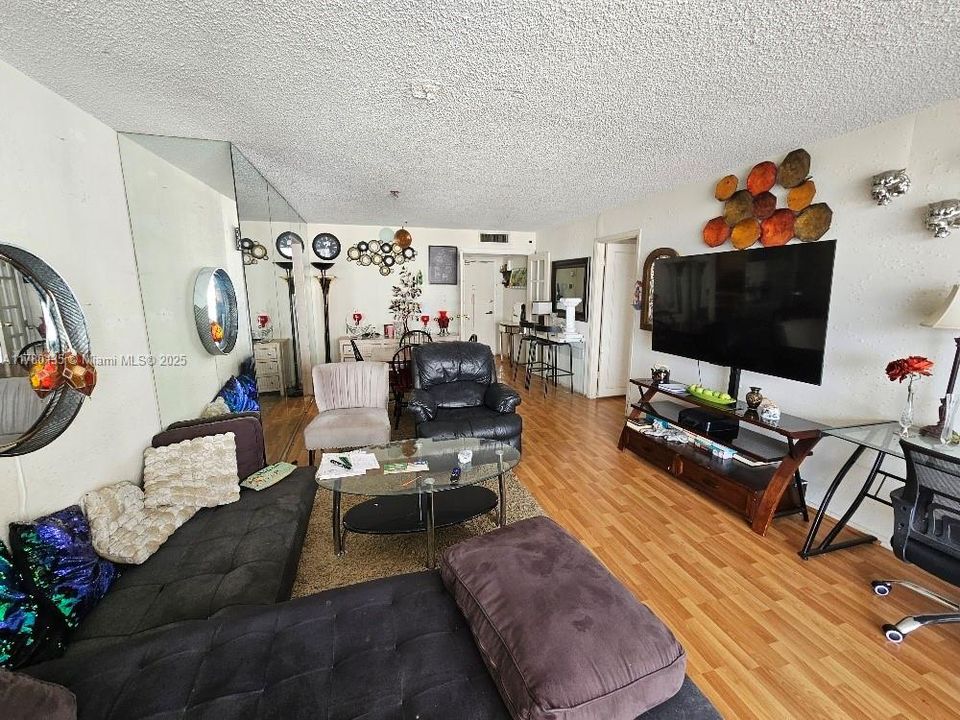 Vendido Recientemente: $179,900 (2 camas, 2 baños, 1251 Pies cuadrados)