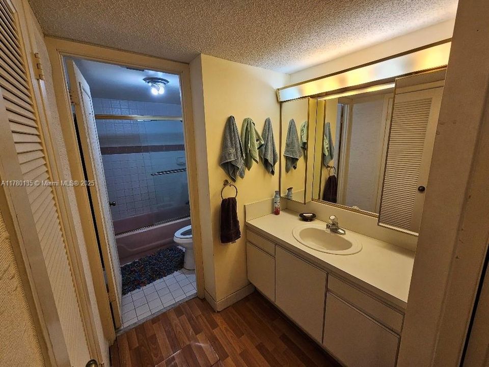 Vendido Recientemente: $179,900 (2 camas, 2 baños, 1251 Pies cuadrados)