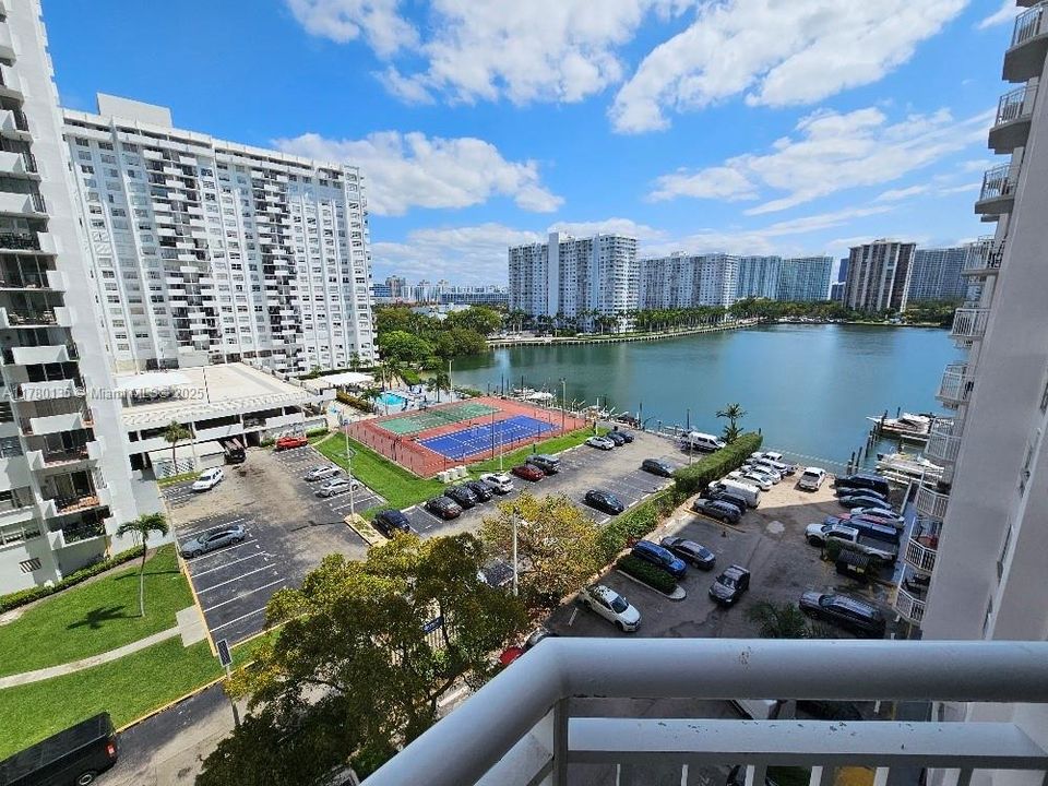 Vendido Recientemente: $179,900 (2 camas, 2 baños, 1251 Pies cuadrados)