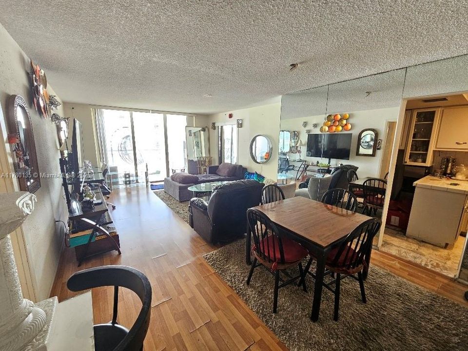 Vendido Recientemente: $179,900 (2 camas, 2 baños, 1251 Pies cuadrados)