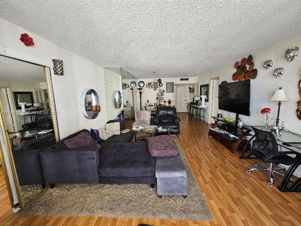 Vendido Recientemente: $179,900 (2 camas, 2 baños, 1251 Pies cuadrados)