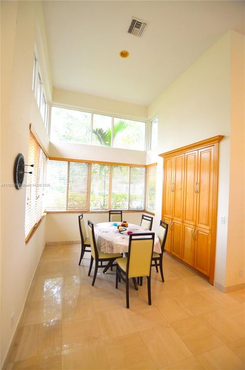 Недавно продано: $1,350,000 (4 спален, 3 ванн, 3074 Квадратных фут)