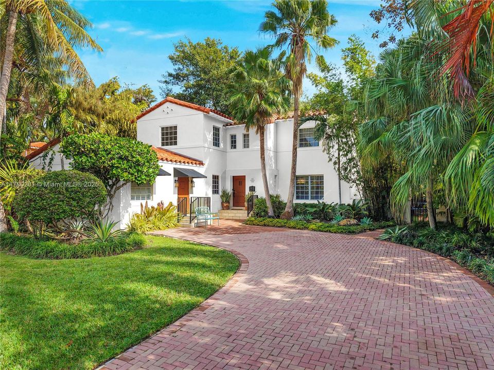 Vendido Recientemente: $2,995,000 (5 camas, 4 baños, 3325 Pies cuadrados)