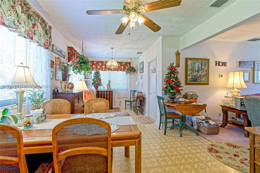 Недавно продано: $430,000 (2 спален, 1 ванн, 1066 Квадратных фут)